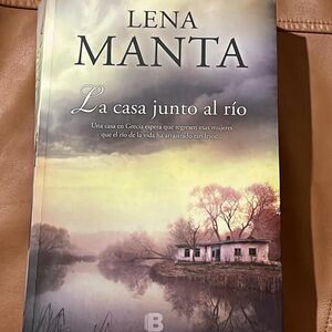 "La casa junto al río" by Lena Manta (libro/book)